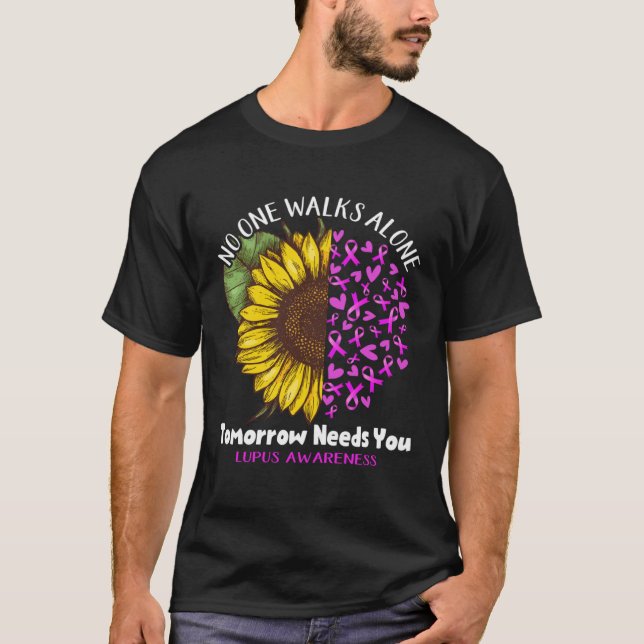 Lupus Awareness NO ONE WALKS ALONE TOMORROW NEEDS  T Shirt (Framsida)