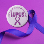 Lupusmedvetenhet kronisk autoimmunsjukdom knapp<br><div class="desc">Denna bricka är designad för att öka medvetenheten om Lupus. Det står "bara en flicka som tar hand om Lupus" i lila, tillsammans med ett lila band-emblem. Lupus är en kronisk autoimmun sjukdom som drabbar miljontals människor i hela världen. Det gör att immunsystemet angriper friska vävnader och organ, vilket leder...</div>