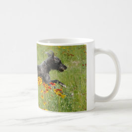 Lurcherspring till och med ett blommafält - mugg