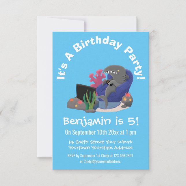 Lusande haj som tittar på TV-tecknaden Inbjudningar (Framsida)