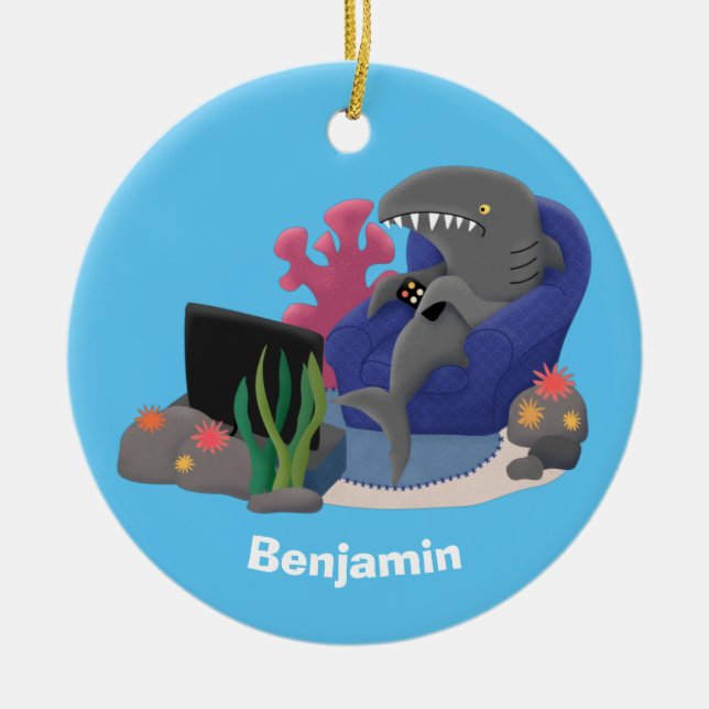 Lusande haj som tittar på TV-tecknaden Julgransprydnad Keramik (Framsidan)