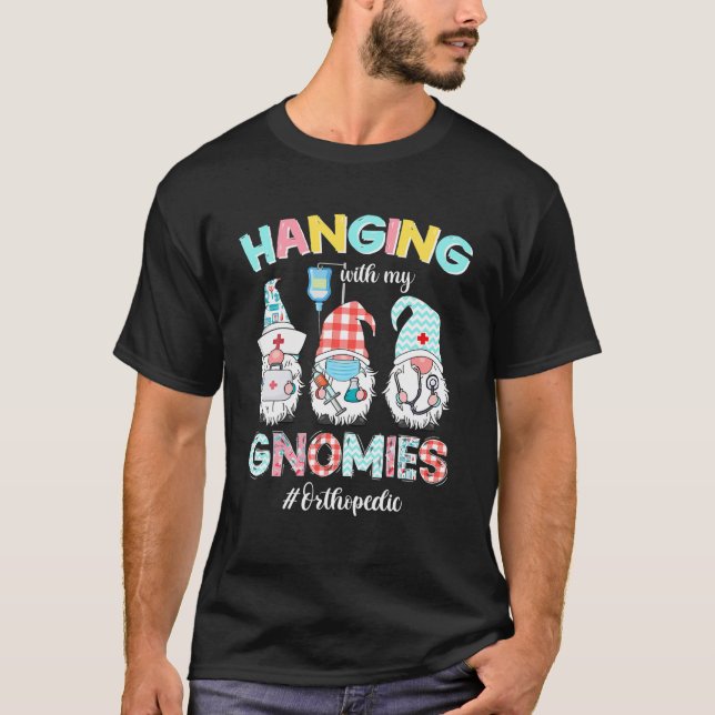Lusande med min ortho Crew Gnomies Nursing N T Shirt (Framsida)
