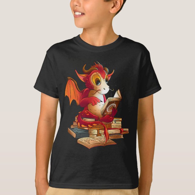 Lusande röd drake som läser bokar bibliotekarierdr t shirt (Framsida)