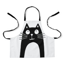 Lusande svart katt tittar upp