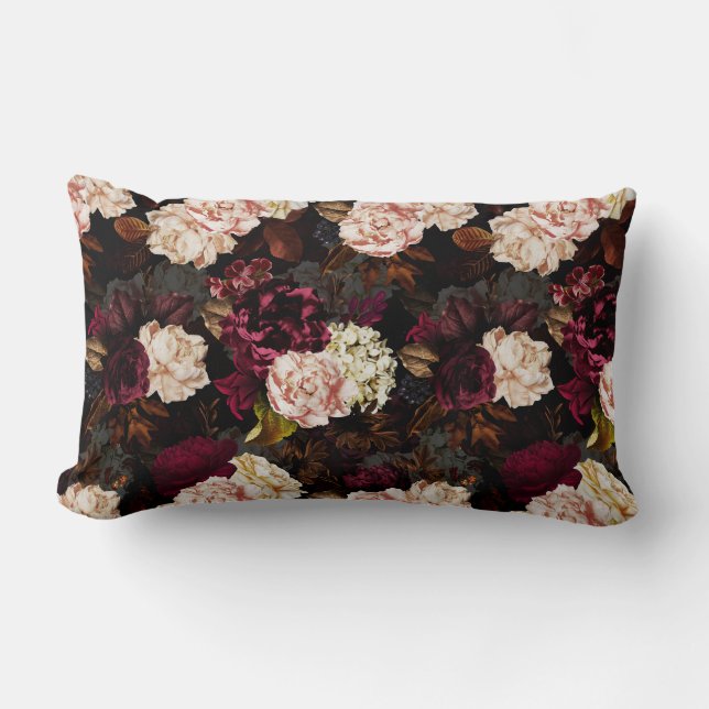 Lush baroque antique peony blommor på svart lumbarkudde (Framsida)