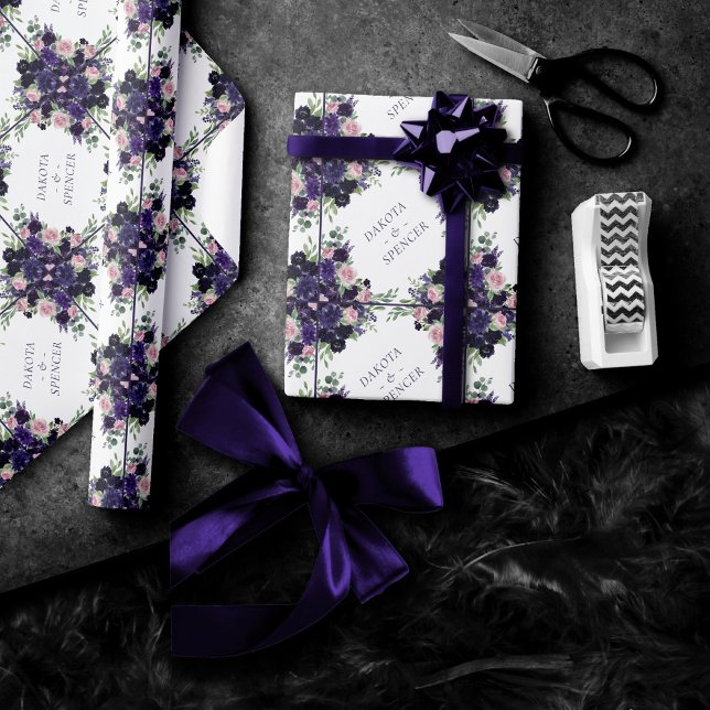 Lush-Blommar | Monogram för Lila och Rosa ros Presentpapper (Skapare uppladdad)
