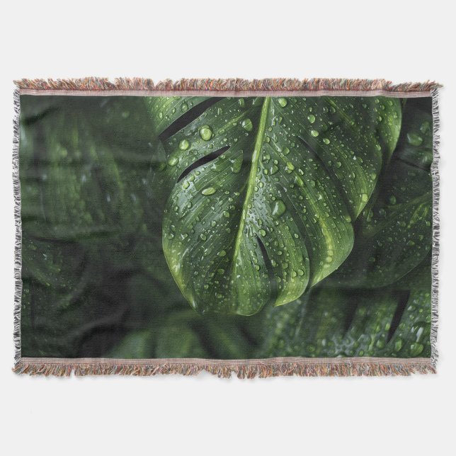 Lush Monstera Leaves with Morning Dew Drops Filt (Framsidan)