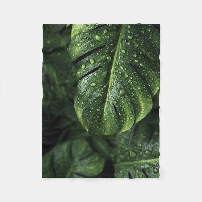 Lush Monstera Leaves with Morning Dew Drops Fleecefilt (Framsidan)