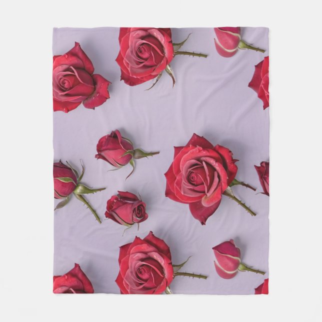 Lush Red Roses With Soft Dewy Petals  Fleecefilt (Framsidan)