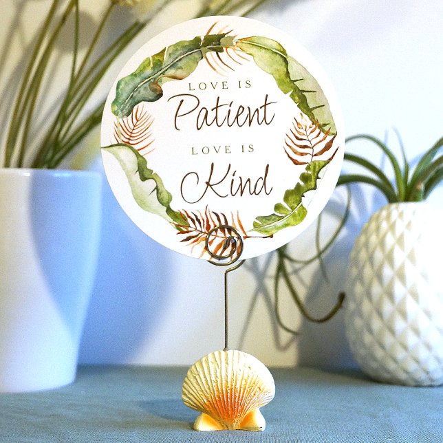 Lush Tropical Grönt Lövs Kärlek är patientskylt Inbjudningar (love is patient love is kind wedding table top sign round green rustic banana leaves tropical wreath)