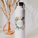 Lush Tropikernas Bridesmaid Vattenflaska<br><div class="desc">The Lush Tropikernas Collection, en vacker och modern samling med handmålad tropisk grej, inklusive vattenfärgsmonstera och handflatan löv. Paletten i färg är helt bedövande, med lush gröntar, ömtålig och elegant guld som skapar en perfekt tropisk sommarvibe. Varje inslag är delikatfärgat med vattenfärger, vilket ger konstruktionen en vacker naturlig känsla. Det...</div>
