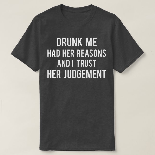 Lusniga flickor som dricker tjejer... t shirt (Design framsida)