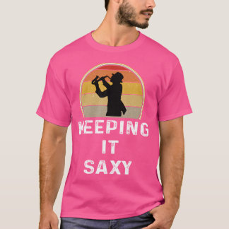 Lusnyfiken saxofonspelare som håller den saxy retr t shirt
