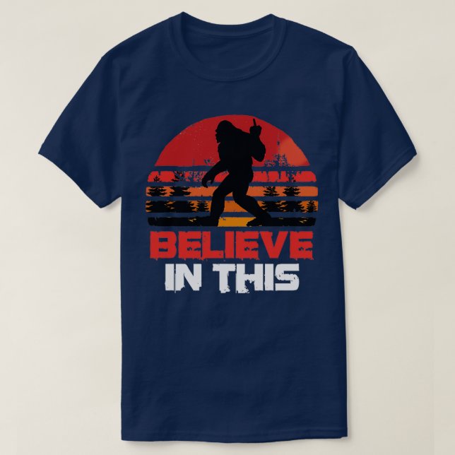Lusnyj Bigfoot Finger tror på denna solnedgång T Shirt (Design framsida)