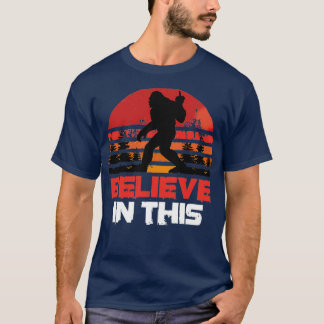 Lusnyj Bigfoot Finger tror på denna solnedgång T Shirt