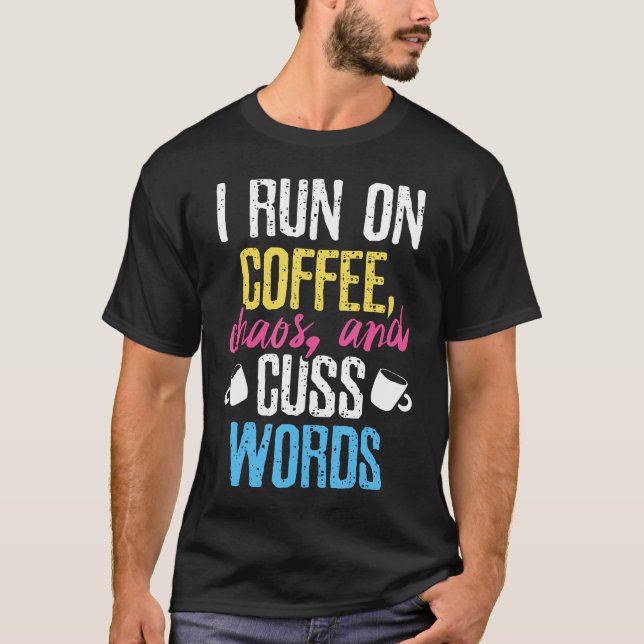 Lusnyj i Springa på kaffekaos och Cuss Ord Caffein T Shirt (Framsida)