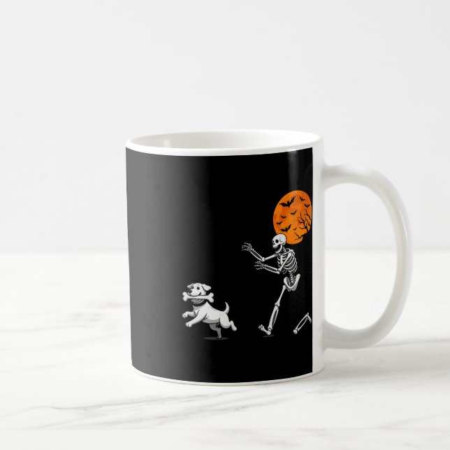 Lusnyj Spooky Humor Halloween Skeleton Chasing Hun Kaffemugg (Höger)