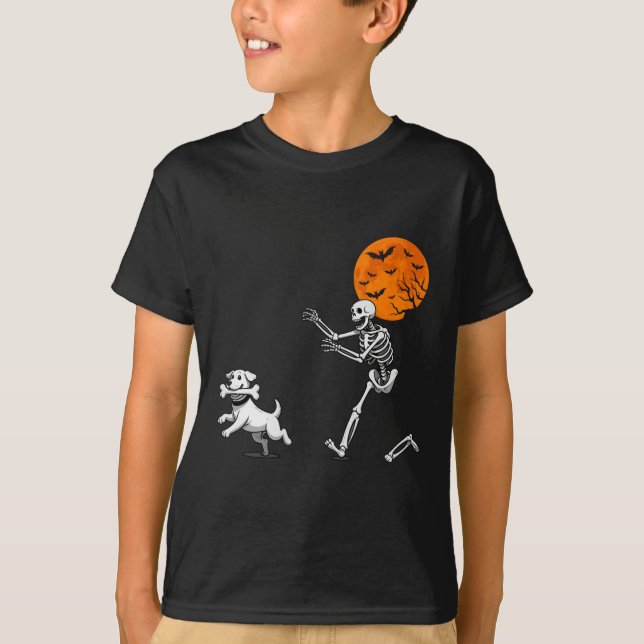 Lusnyj Spooky Humor Halloween Skeleton Chasing Hun T Shirt (Framsida)