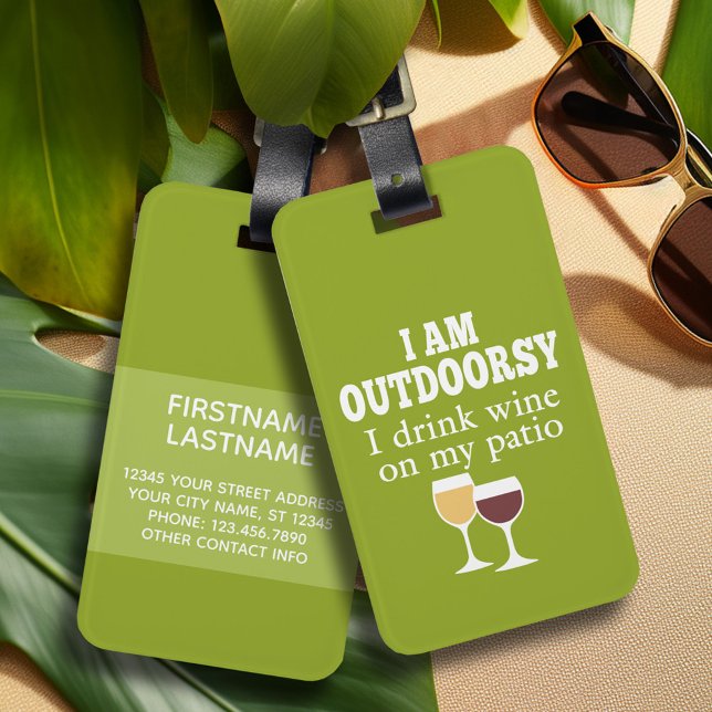 Lusnyj Vin-citat - Jag dricker vin på min patient Bagagebricka (Funny Wine Meme - I am Outdoorsy... I drink wine on my patio. Personalize this luggage tag)