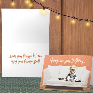 Lusnykatt vid ett Sol Hat på en sofffödelsedag Kort