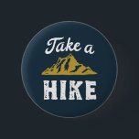 Lusnyt Hiking Pun Hiker Ta en Vintage av en hike R Knapp<br><div class="desc">Lönsam och humoristisk design för höft-,  kamper- och bergsklimat. Denna vintage och dessa nödlidande varor är underbara för dem som bedriver utomhusverksamhet i kärlek. Perfekt för bergsklättring,  djungeltrekking och camping. Underbar julklapp och födelsedagspresent för dem som kärlek utforskar skogens natur och spår.</div>