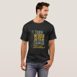 Lusnyttigt Carpenter Woodworking-arbetare Jag sätt T Shirt<br><div class="desc">Jag förvandlar trä till sak. Lustigt varuhus för snickare, handyman, lumberjack, träarbetare, möbelmakare, båtbyggare, killar som arbetar med pentry verktyg, axlar, hammare, såg i garaget, pensionerad farfar som alltid är täckt av sågspån. Underbar gåva till pensionerad far, farfar. Den här vintagen och efterdesignen finns tillgänglig för manar, kvinnor, dam, ungdom,...</div>