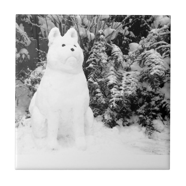 Lustig akita snö hund snögubbe christmas kakelplatta (Framsidan)