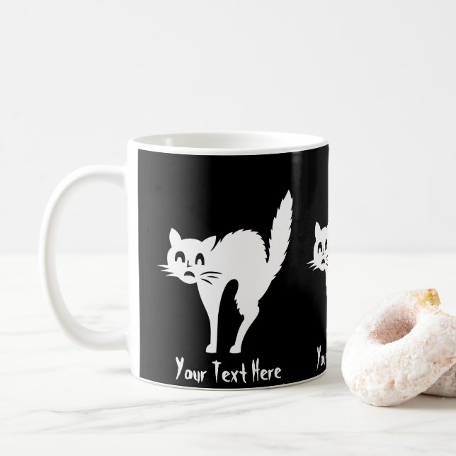 lustig arg vit katt med bågformig halloween kaffemugg (Med munk)