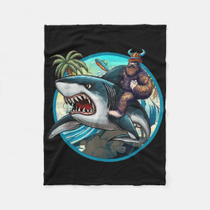 Lustig Bigfoot Riding A Shark _ Superskoj Sasquatc Fleecefilt