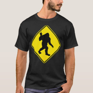 lustig Bigfoot-sasquatch som korsar mitten finger T Shirt