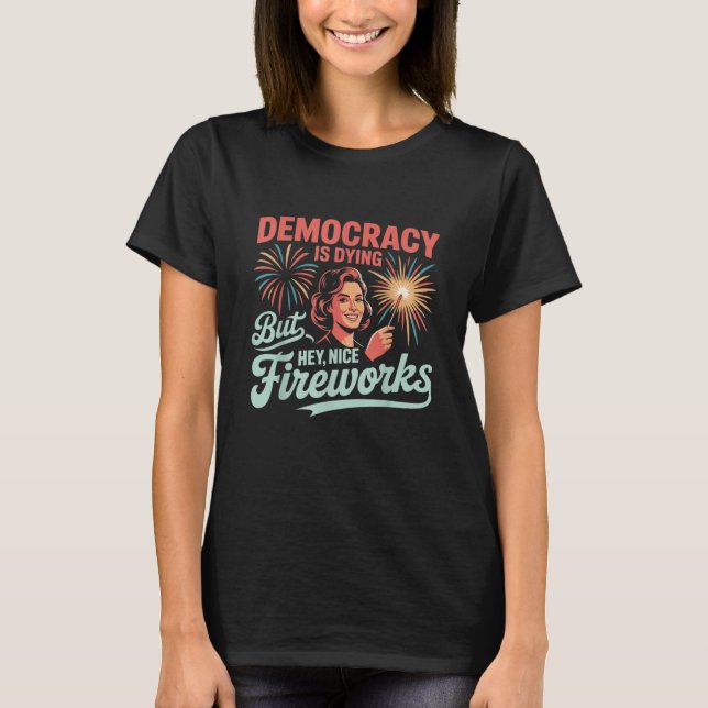 Lustig demokrati dör, men du har bra Fireworks T Shirt (Framsida)