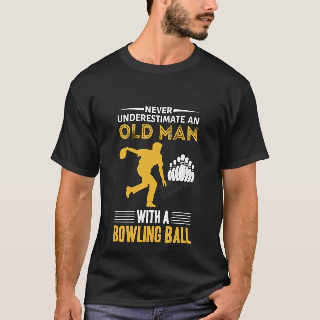 lustig gammal man som bowlar sport ord art t shirt (Framsida)