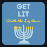 Lustig "Get Lit" Chic Personlig Menorah Hanukkah Fyrkantigt Klistermärke<br><div class="desc">Ge en gnista till din Hanukkah firande med roligten "Hämta lit"-klistermärken! Dessa klistermärken har en fetstilt menorahillustration, anpassade-namn-text och ett lekfullt budskap och är perfekt för att ge dig personlighet i presentsäckar, favoritlådor eller helgdagskort. Den pulserande utformningen och den humoristiska frasen gör dem till ett minnesvärt tillägg till alla Hanukkah-sammankomster,...</div>