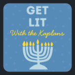 Lustig "Get Lit" Chic Personlig Menorah Hanukkah Fyrkantigt Klistermärke<br><div class="desc">Ge en gnista till din Hanukkah firande med roligten "Hämta lit"-klistermärken! Dessa klistermärken har en fetstilt menorahillustration, anpassade-namn-text och ett lekfullt budskap och är perfekt för att ge dig personlighet i presentsäckar, favoritlådor eller helgdagskort. Den pulserande utformningen och den humoristiska frasen gör dem till ett minnesvärt tillägg till alla Hanukkah-sammankomster,...</div>