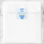 Lustig "Get Lit" Chic Personlig Menorah Hanukkah Fyrkantigt Klistermärke<br><div class="desc">Ge en gnista till din Hanukkah firande med roligten "Hämta lit"-klistermärken! Dessa klistermärken har en fetstilt menorahillustration, anpassade-namn-text och ett lekfullt budskap och är perfekt för att ge dig personlighet i presentsäckar, favoritlådor eller helgdagskort. Den pulserande utformningen och den humoristiska frasen gör dem till ett minnesvärt tillägg till alla Hanukkah-sammankomster,...</div>