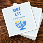 Lustig "Get Lit" Chic Personlig Menorah Hanukkah Pappersservett<br><div class="desc">Lägg till en gnista i Hanukkah firande med den här roligten "Hämta lit"-blöjor! Med en fet blå menorah-illustration och anpassadets familjetext namn, ger dessa blöjor humor och personlighet till dina helgdag-sammankomster. Den lekfulla frasen och det pulserande färg gör dem till ett minnesvärt tillägg till Hanukkah bord, perfekten för familjemiddagar, party...</div>