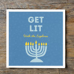 Lustig "Get Lit" Chic Personlig Menorah Hanukkah Pappersservett<br><div class="desc">Lägg till en gnista i Hanukkah firande med den här roligten "Hämta lit"-blöjor! Med en fet blå menorah-illustration och anpassadets familjetext namn, ger dessa blöjor humor och personlighet till dina helgdag-sammankomster. Den lekfulla frasen och det pulserande färg gör dem till ett minnesvärt tillägg till Hanukkah bord, perfekten för familjemiddagar, party...</div>