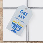 Lustig "Get Lit" Chic Personlig Menorah Hanukkah Presentetikett<br><div class="desc">Lägg till ett streck av humor i dina Hanukkah-presenter med den här roligten och den vackra märkrn "Hämta lit"! Den här märkrn är det bästa sättet att ge dig personlighet åt ditt helgdag, med en fet blå menorahillustration och anpassade namn. Den moderna utformningen, komplett med en lekfull fras och ett...</div>