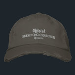 Lustig Officiell Beer Pong Drinking Game Champion Broderad Keps<br><div class="desc">Perfekten hatt för alla som kärlek spelar ölpong. Den här lustiga hatten för baseball stil har orden "Officiell Beer Pong Champion" och ditt eget namn nedan (eller ersätt med din ordalydelse). Ändra enkelt textens färg och hatten. Vare sig du är en novice eller mästare, kommer den här ölponghatten att få...</div>