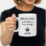 Lustig Personlig Kaffemugg<br><div class="desc">En snyggt och en lekfull papper kopp med en modern design och den charmerande inskriptionen "Hämta mig kaffe och säg att jag är söt." Kopp är ett enkelt anpassade med namn, varumärke eller ytterligare information som skapar det som ett idealiskt val för hela tillfälle med känsla för humor och en...</div>