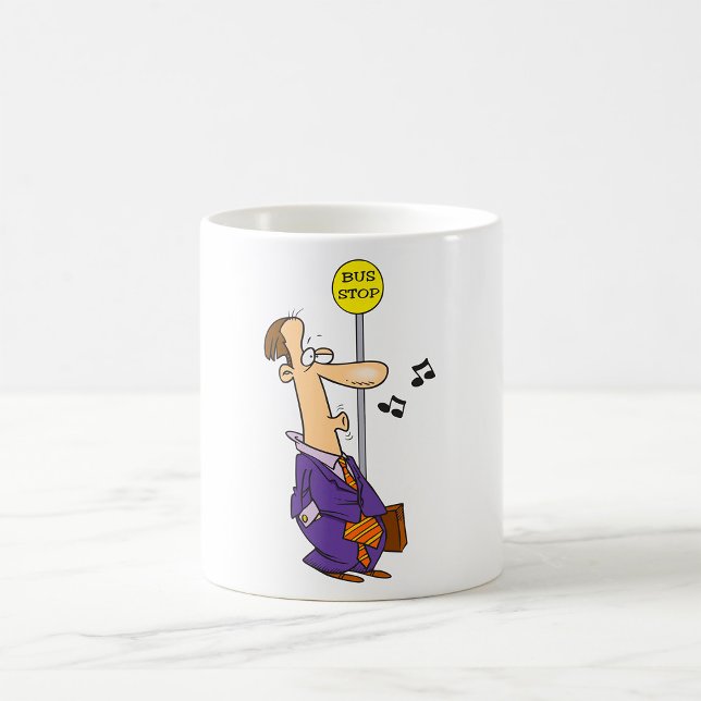 Lustig Tecknad Affärsman vid Buss Stop Kaffemugg (Skapare uppladdad)