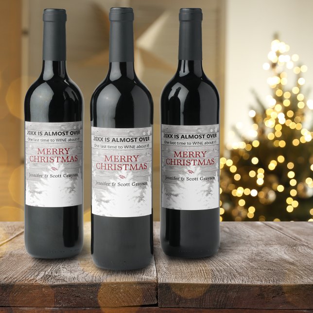 Lustigt 2021 är nästan över Rustic Namn Helgdag Vinflaska Etikett (Funny 2024 Is Almost Over Rustic Name Holiday Wine Label)