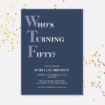 Lustigt 50:e födelsedag Humous Modern Inbjudningar<br><div class="desc">Fira din 50-årsdag i stil och med humor! På mörk blått bakgrund är den ljusa lilan och vita typografin längst upp "Vem är femtio?" med WTF större och i lila. Under kan du anpassa den vita typografin med dina egna detaljer. Unik,  fräck och perfekt för de stora födelsedagsfirandena!</div>