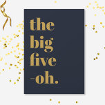 Lustigt 5-Oh Birthday Navy Blue Guld Inbjudningar<br><div class="desc">Fira din 50-årsdag i stil och med humor! På en marin blå bakgrund står det stora guld-typografin på framsidan "De stora fem-åh", men detta kan ändras till vilken annan oj! milstolpe som helst. På baksidan, i en blandning av guld och vit typografi, kan du enkelt anpassa malltypografin med informationen om...</div>