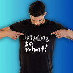 Lustigt 80-årsjubileum. t shirt<br><div class="desc">Lustigt 80 så inspirationsoffert 80:e födelsedagen T-Shirt. Den här t-shirt är perfekt för någon som firar 80-årsdagen. Det kommer med ett lustigt och inspirerande citat 80, så vad i modern vit typografi är idealiskt för en person med en känsla av humor. Underbar som en rolig födelsedagspresent till honom eller henne....</div>