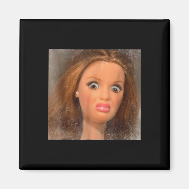 Lustigt äckligt Doll Ansikte Meme Magnet (Framsidan)