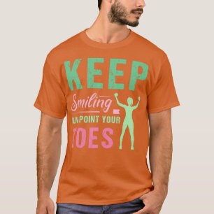 Lustigt Aerobics behålla leende och peka på dina t Shirt
