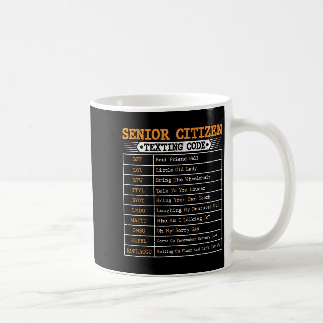 Lustigt äldre medborgare som skriver kod för äldre kaffemugg (Höger)