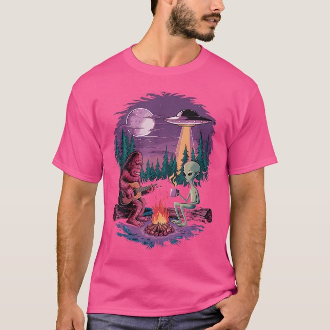 Lustigt Alien och Bigfoot Campfire Måne Ufo Advent T Shirt (Framsida)