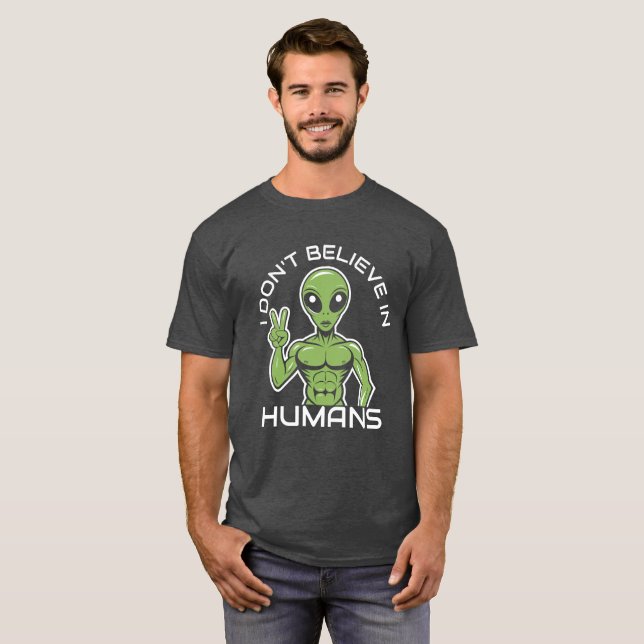 Lustigt Alien T-Shirt - "Jag tror inte på människo (Hel framsida)